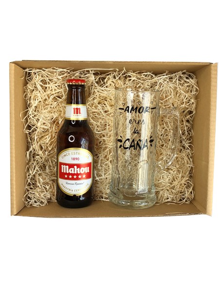 Jarra de cerveza en caja de madera para cumpleaños